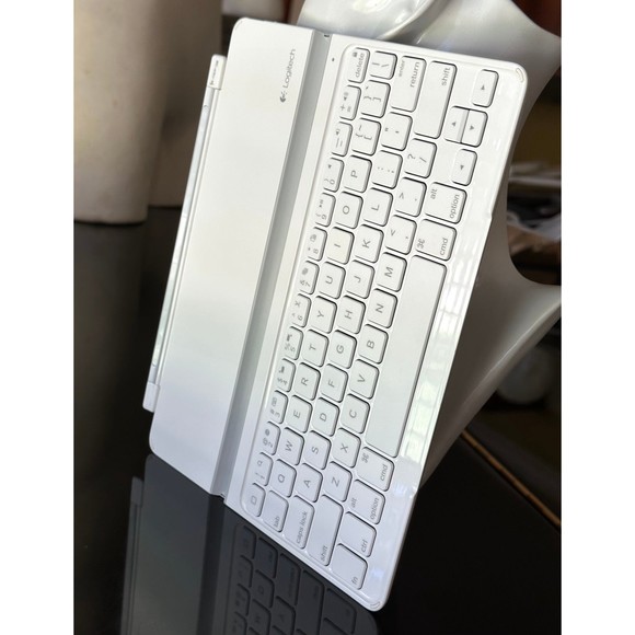 White Logitech Ultrathin Bluetooth Keyboard Tablet Cover Low Profile iPad 2/3/4 - Picture 5 of 12